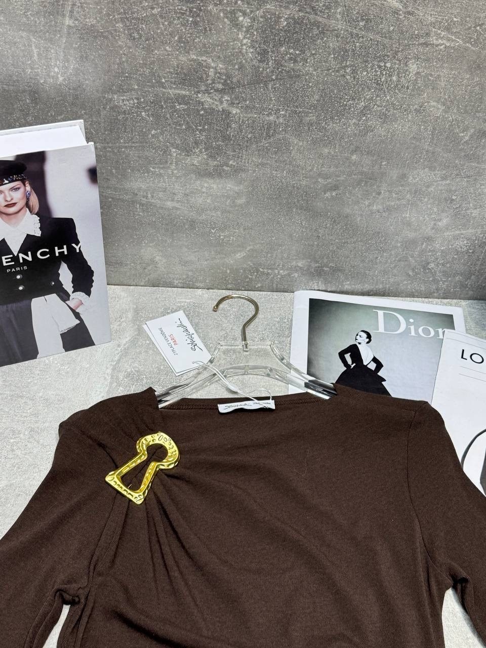 женская кофта,свитшот женская,лонгслив коричневый облегающий на одно плечо с драпировкой multilook,женские джемпера,лонгслив коричневый облегающий на одно плечо с драпировкой