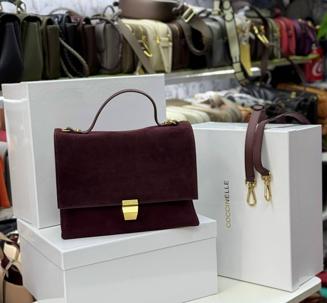 сумка coccinelle натуральная замша,сумка coccinelle,сумка замшевая,женская замшевая сумка,женская замшевая матовая сумка-кроссбоди vieline