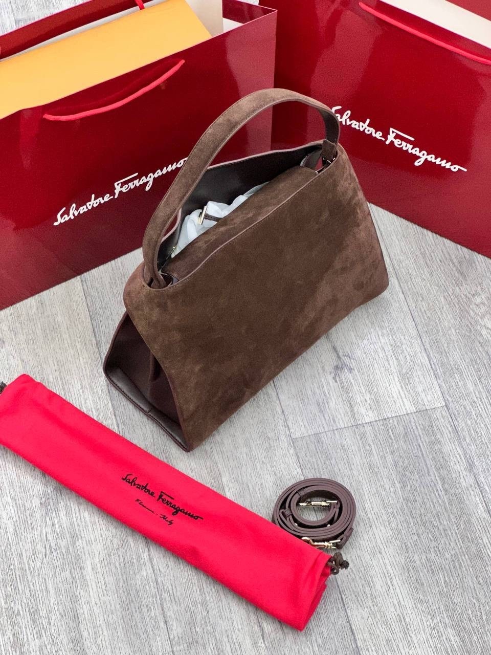 замшевая сумка,роскошная сумка из замши balenciaga rodeo,сумка salvatore ferragamo,сумка женская замшевая,женская брендовая сумка