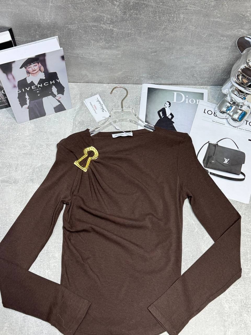 женская кофта,свитшот женская,лонгслив коричневый облегающий на одно плечо с драпировкой multilook,женские джемпера,лонгслив коричневый облегающий на одно плечо с драпировкой