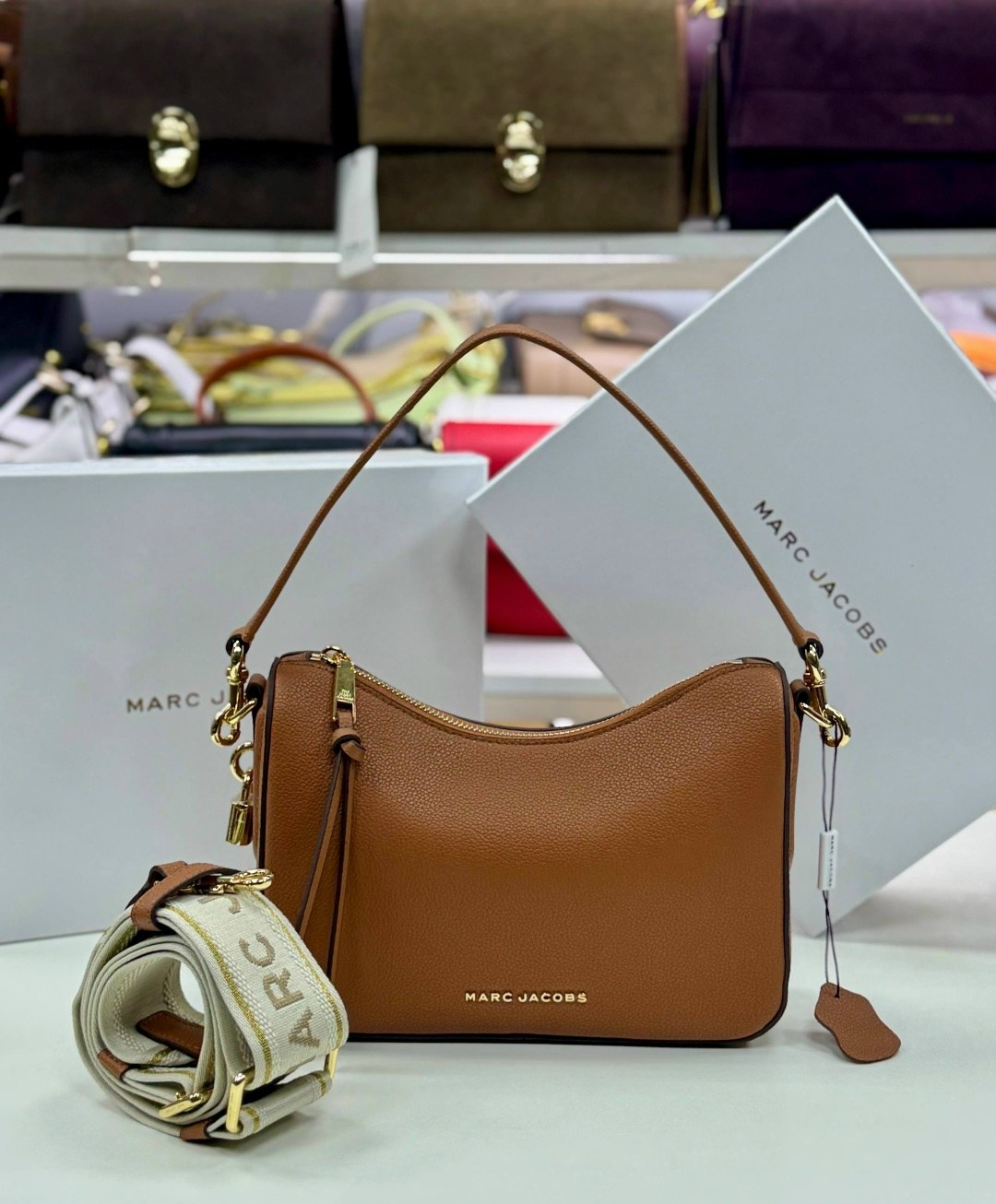 сумка marc jacobs 25-16 см натуральная замша,marc jacobs сумка женская,сумка-хобо от marc jacobs из натуральной кожи,сумка-хобо через плечо marc jacobs,сумка marc jacobs натуральная кожа