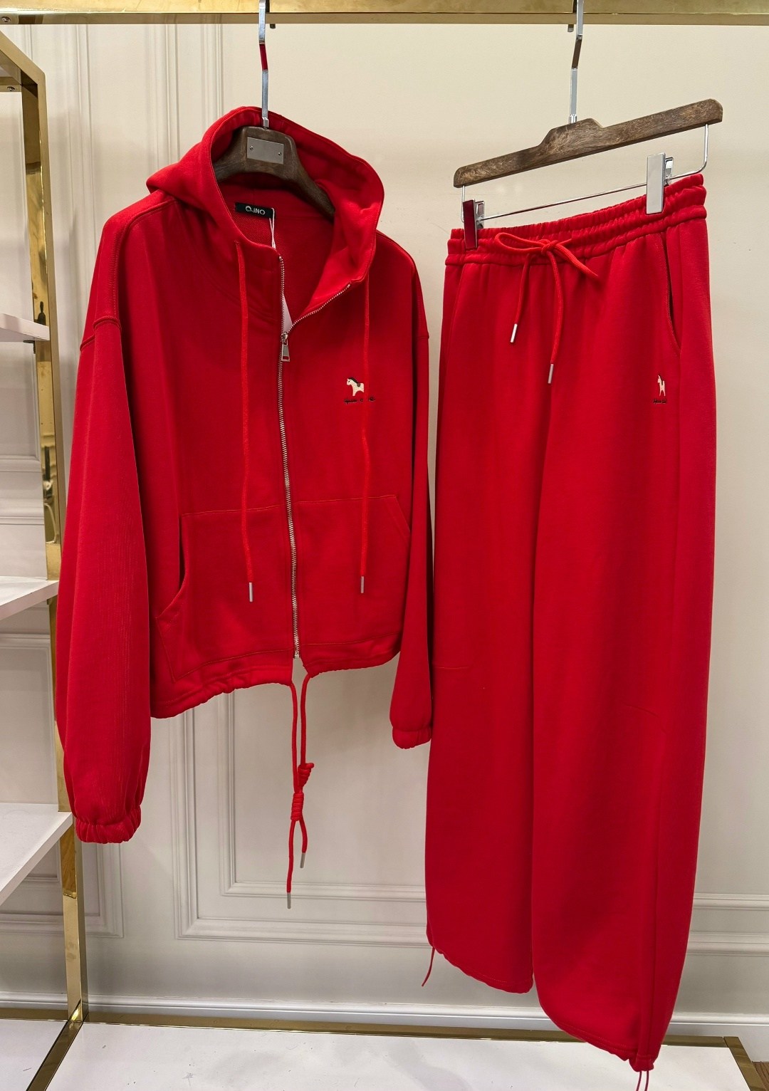 костюм спортивный,костюм спортивный женский,женский красный костюм miu miu,красный костюм,костюм велюровый