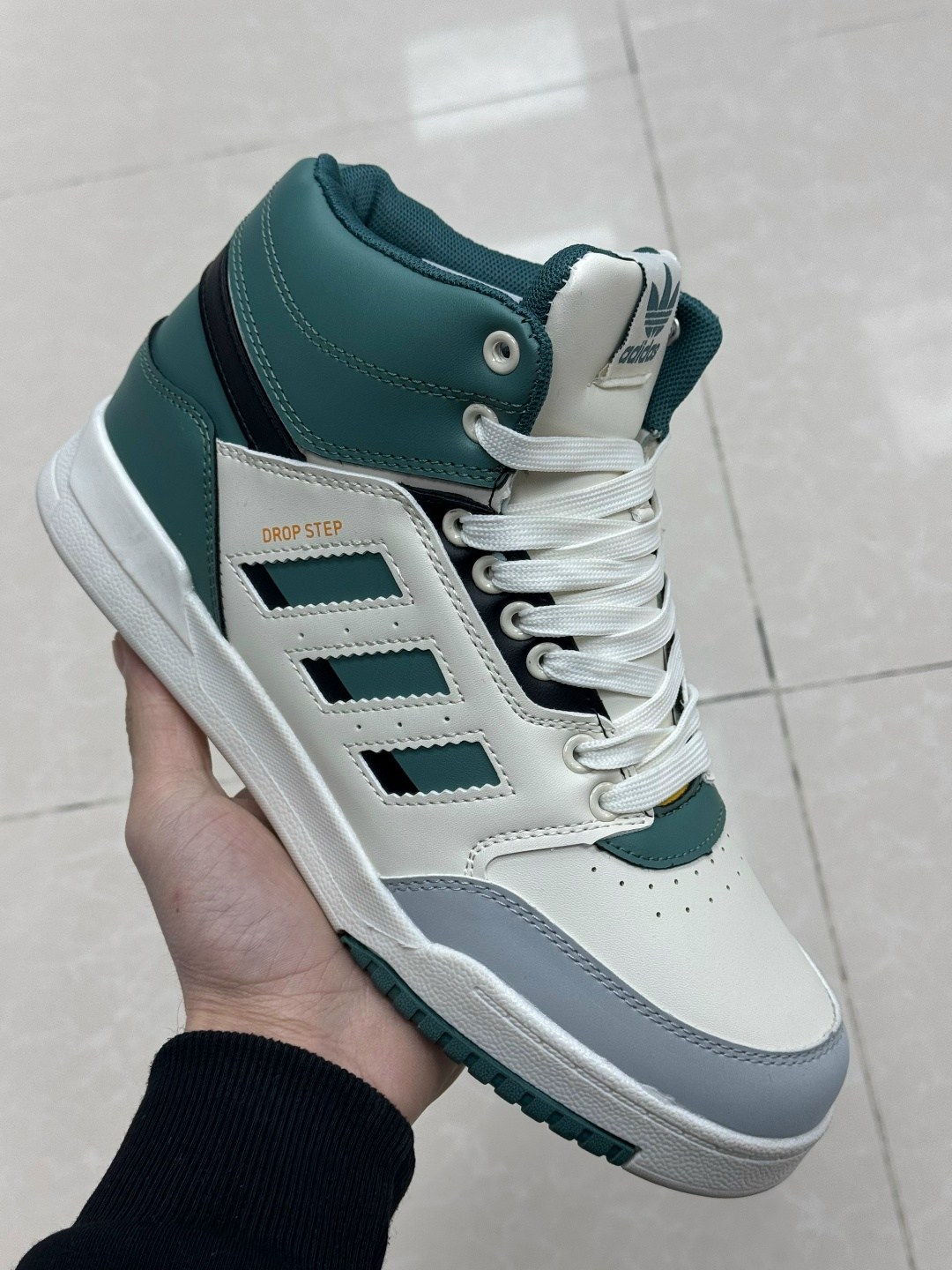 кроссовки зимние adidas,зимние кроссовки adidas hoops 2.0 mid белые,высокие кожаные кроссовки адидас,кроссовки adidas,мужские кроссовки adidas