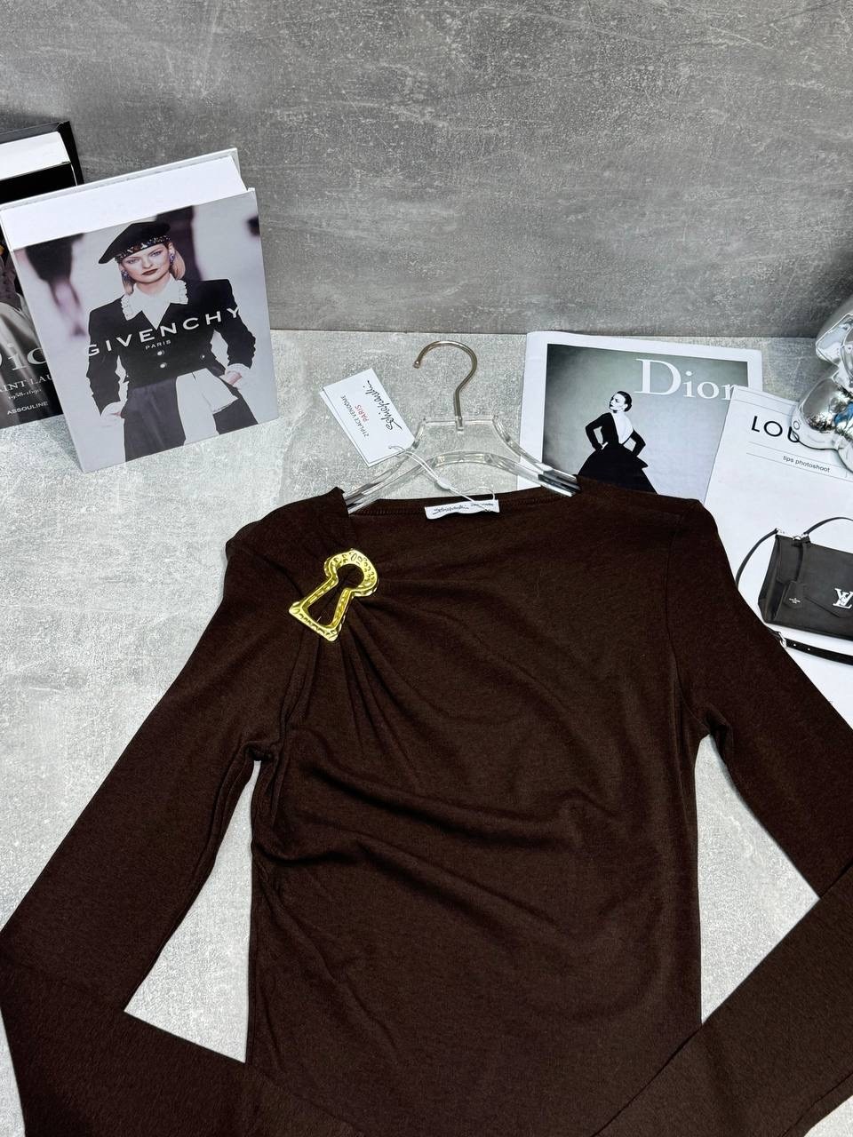 женская кофта,свитшот женская,лонгслив коричневый облегающий на одно плечо с драпировкой multilook,женские джемпера,лонгслив коричневый облегающий на одно плечо с драпировкой