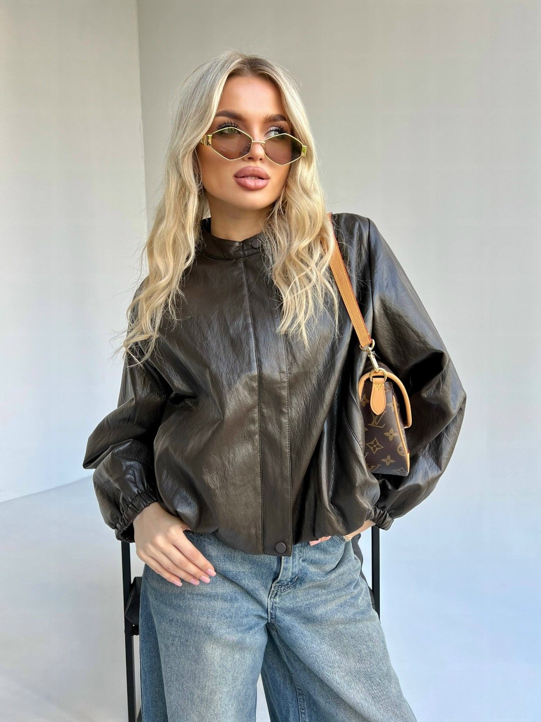 куртка стильная,короткая кожаная куртка женская чёрного цвета,куртка кожаная,бомбер из экокожи женский,куртка бомбер из экокожи