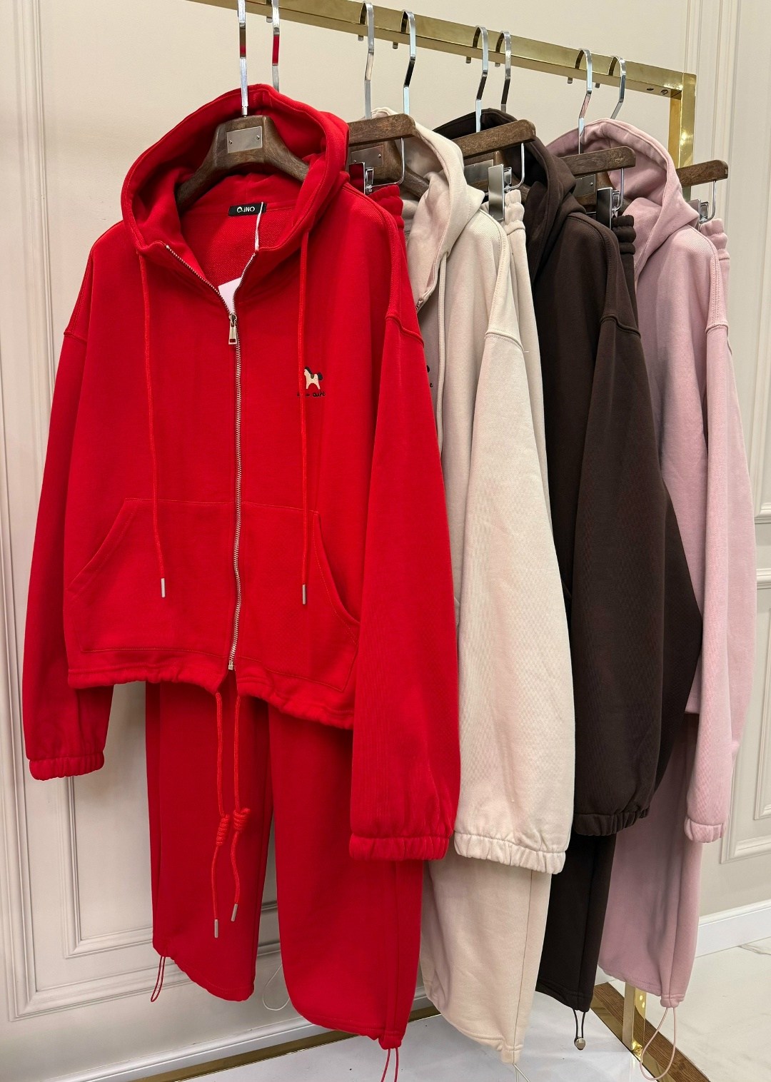 костюм спортивный,костюм спортивный женский,женский красный костюм miu miu,красный костюм,костюм велюровый