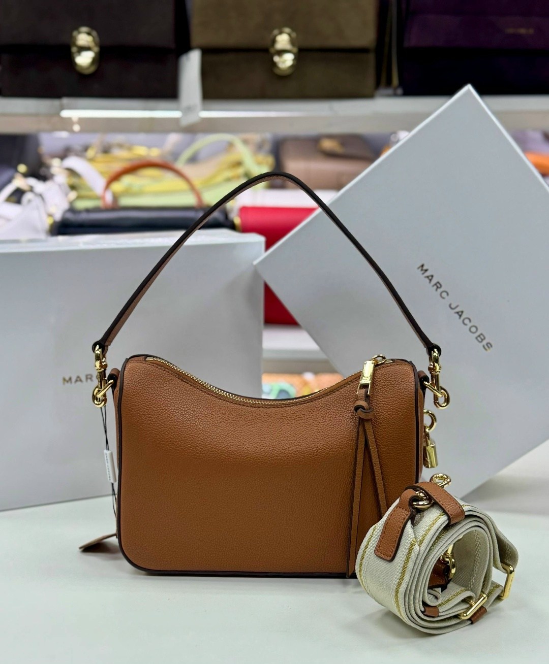 сумка marc jacobs 25-16 см натуральная замша,marc jacobs сумка женская,сумка-хобо от marc jacobs из натуральной кожи,сумка-хобо через плечо marc jacobs,сумка marc jacobs натуральная кожа