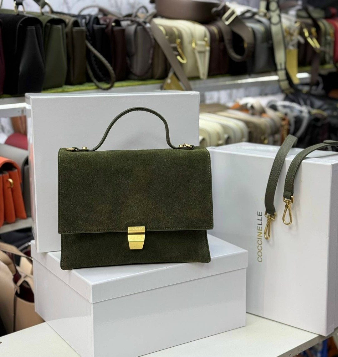 сумка coccinelle натуральная замша,сумка coccinelle,сумка замшевая,женская замшевая сумка,женская замшевая матовая сумка-кроссбоди vieline