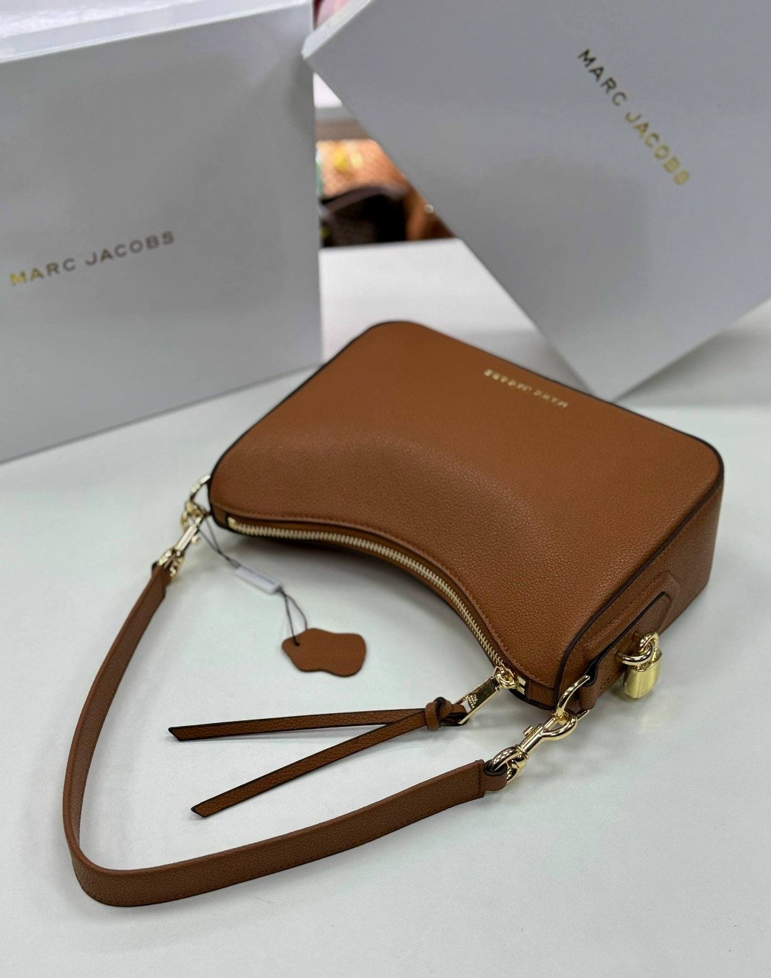 сумка marc jacobs 25-16 см натуральная замша,marc jacobs сумка женская,сумка-хобо от marc jacobs из натуральной кожи,сумка-хобо через плечо marc jacobs,сумка marc jacobs натуральная кожа