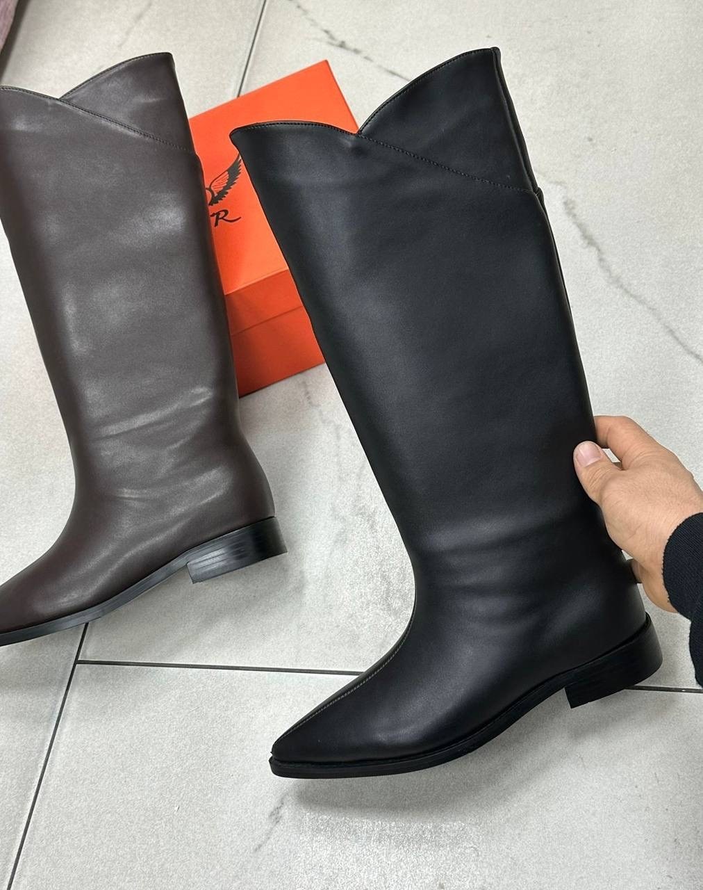 женские кожаные сапоги hermes чёрного цвета,сапоги hermes жокейские,hermes сапоги женские,сапоги hermes,сапоги