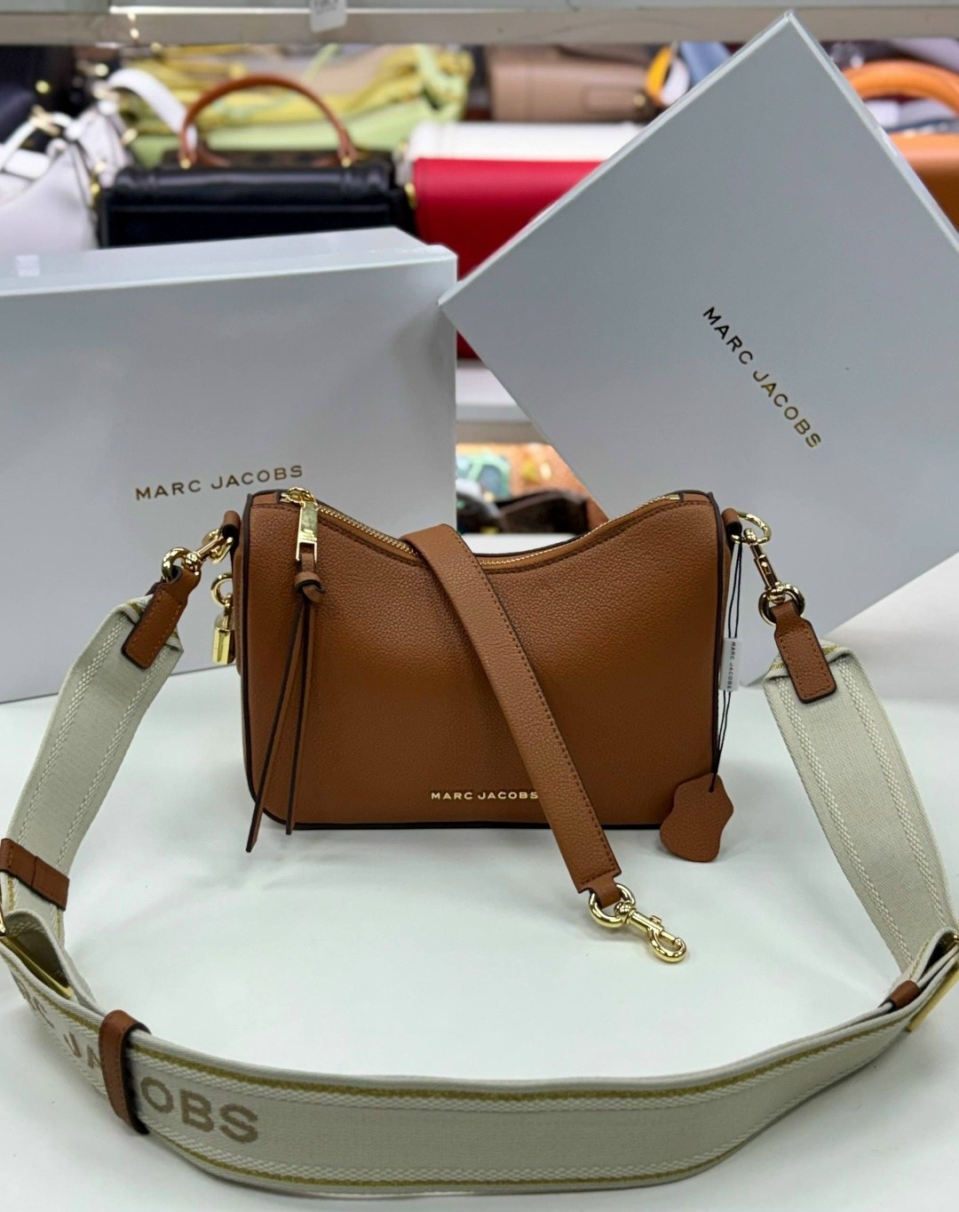 сумка marc jacobs 25-16 см натуральная замша,marc jacobs сумка женская,сумка-хобо от marc jacobs из натуральной кожи,сумка-хобо через плечо marc jacobs,сумка marc jacobs натуральная кожа