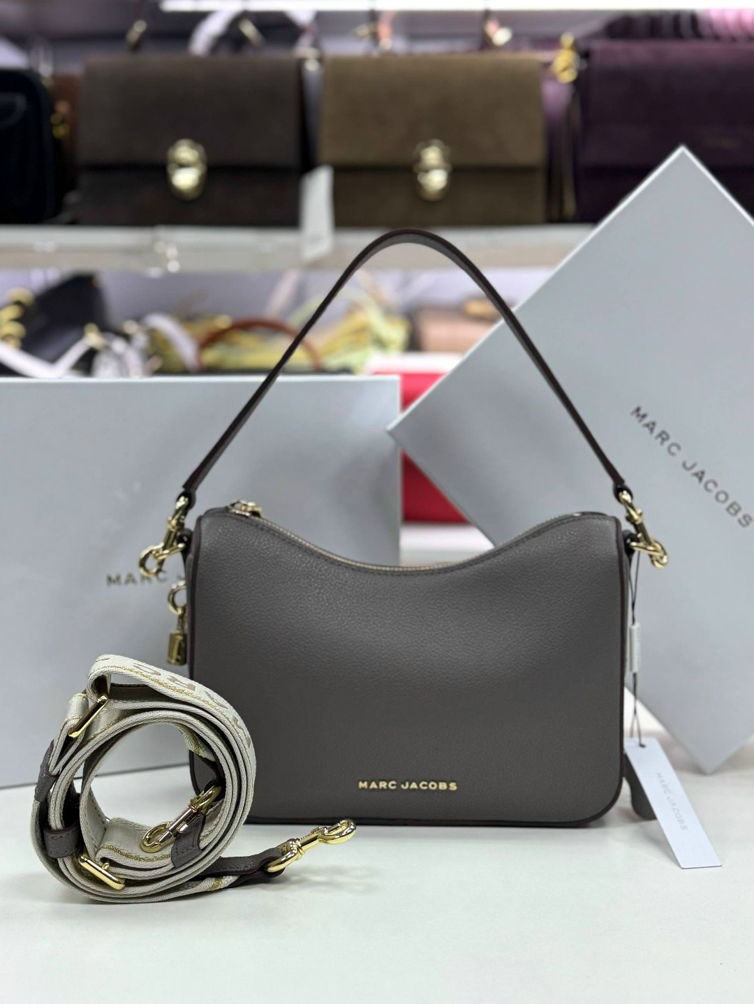 сумка-хобо через плечо marc jacobs,marc jacobs сумка женская,сумка через плечо marc jacobs,женская сумка через плечо marc jacobs,сумка-хобо от marc jacobs из натуральной кожи