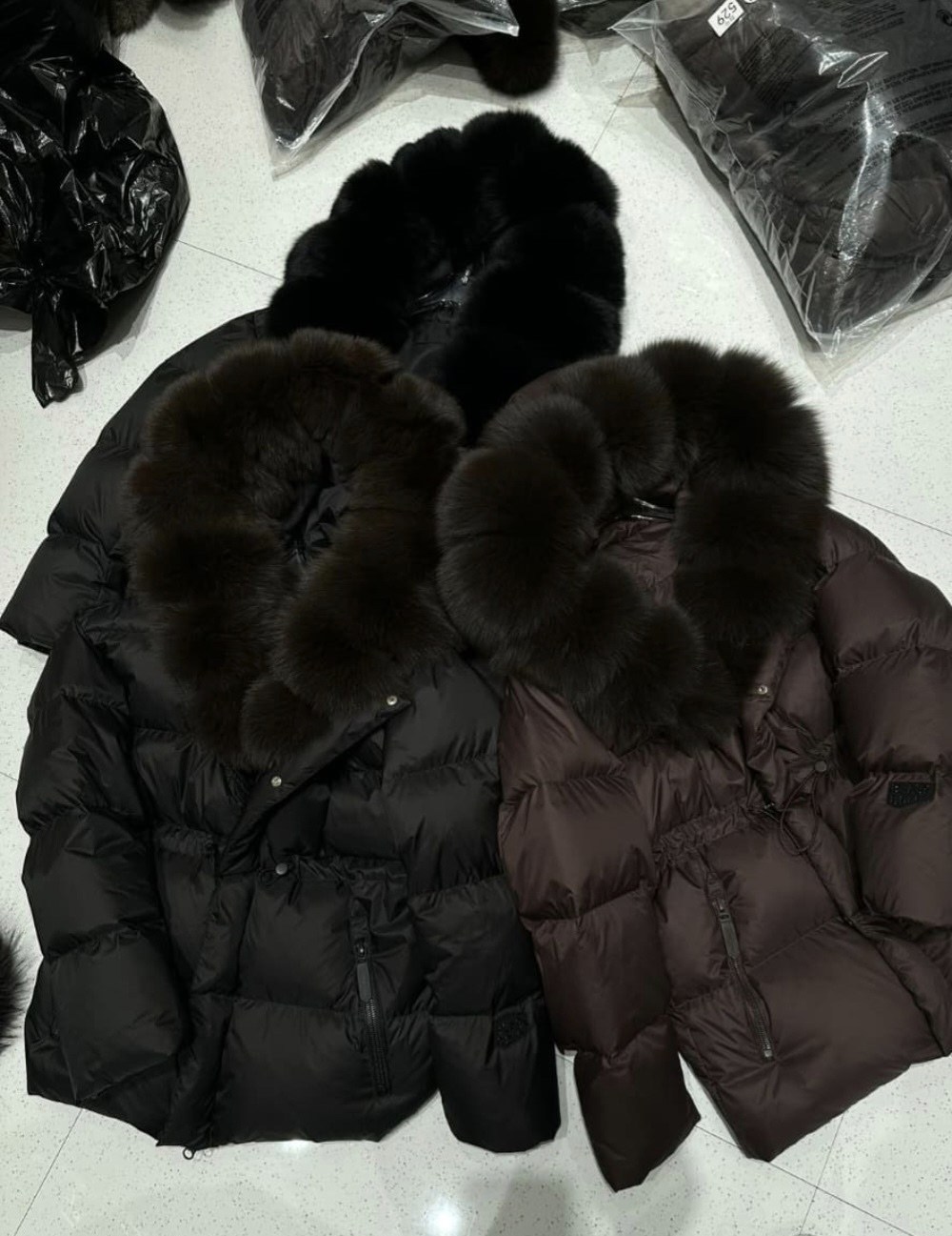 женский пуховик на утином пуху с большим воротником и натуральным лисьим мехом,пуховик с натуральным мехом,женский пуховик,пуховик женский с натуральным мехом,пуховик женский с натуральным мехом лисы