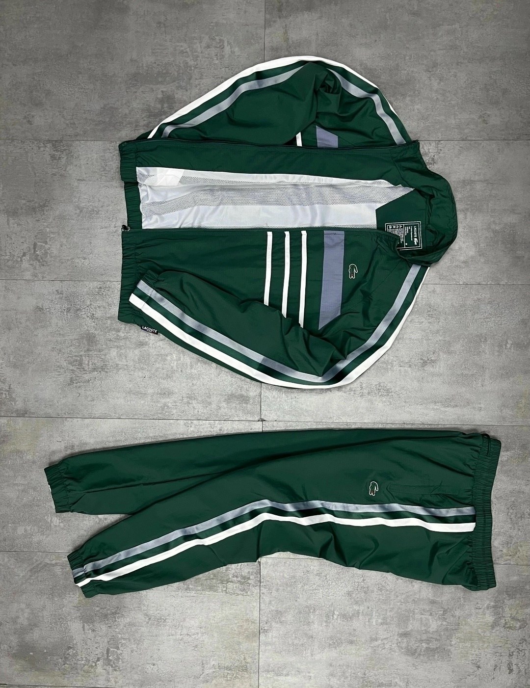 спортивный костюм lacoste,мужские спортивные костюмы,спортивные костюмы для мужчин,белый костюм лакост,спортивный костюм прада мужской