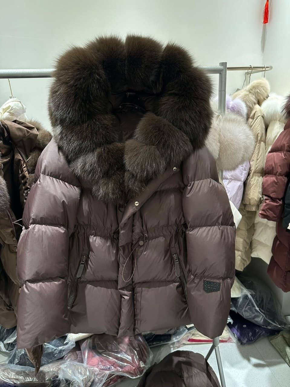 женский пуховик на утином пуху с большим воротником и натуральным лисьим мехом,женский пуховик,женский пуховик на утином пуху с большим воротником из меха енота,женский пуховик с воротником из лисьего