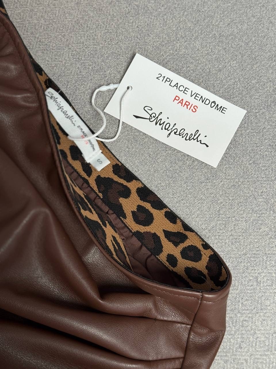 коричневая кожаная юбка,коричневая юбка,коричневая кожаная юбка карандаш,образы с коричневой кожаной юбкой,кожаная юбка