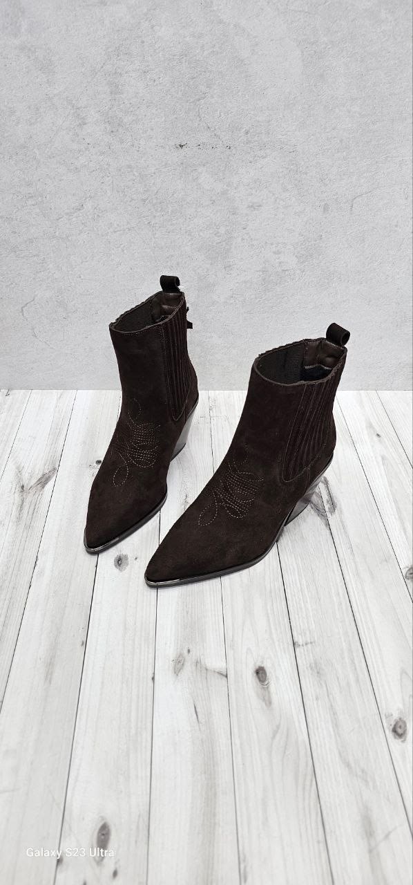 ,казаки замшевые эконика,ботинки казаки замшевые демисезонные на каблуке коричневые,ботинки казаки замшевые демисезонные,замшевые казаки