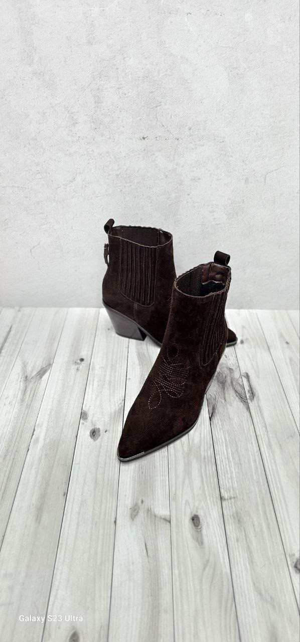 ,казаки замшевые эконика,ботинки казаки замшевые демисезонные на каблуке коричневые,ботинки казаки замшевые демисезонные,замшевые казаки