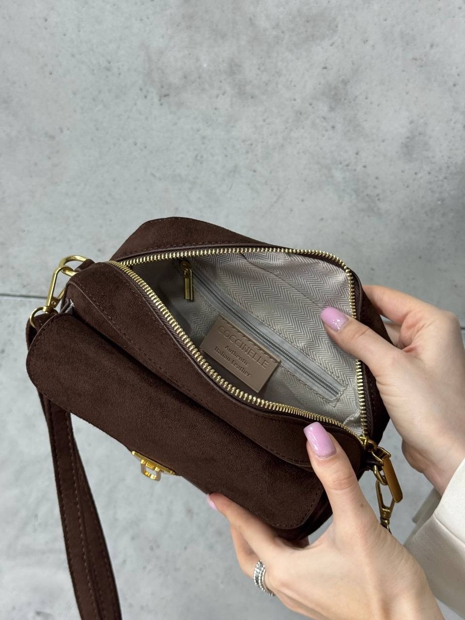 сумка женская маленькая кросс-боди chanel,сумка кросс-боди miu miu,сумка,берет шапка трендовый alo vichelle,берет miu miu стильный теплый