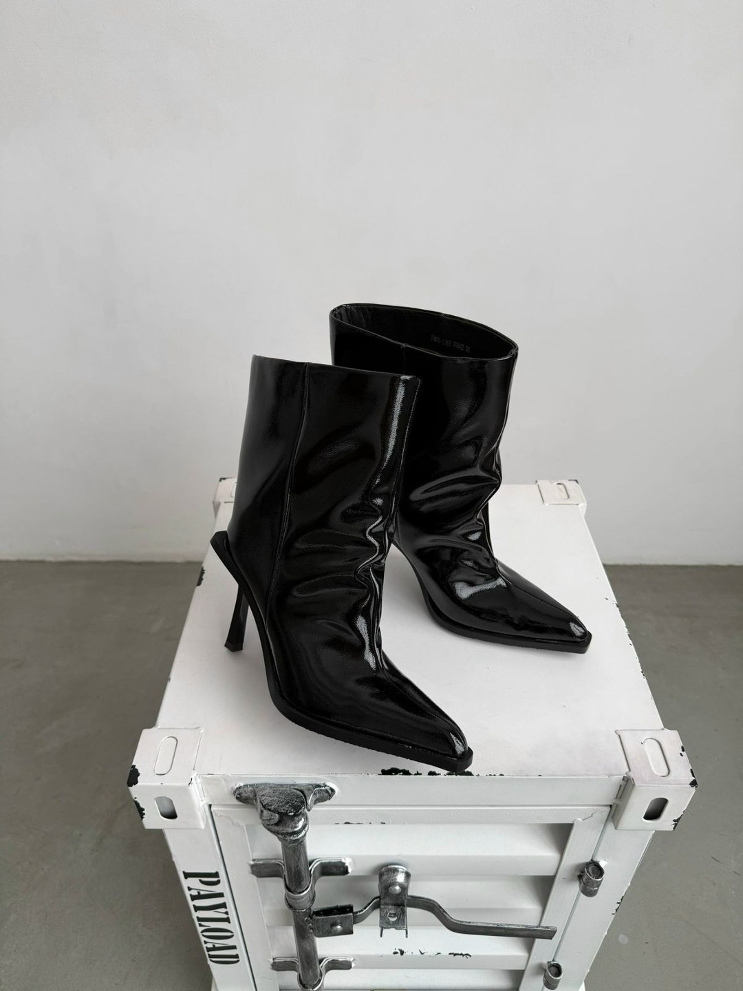 ботильоны демисезонные на каблуке шпильке londri,замшевые ботильоны,,полусапоги,женская