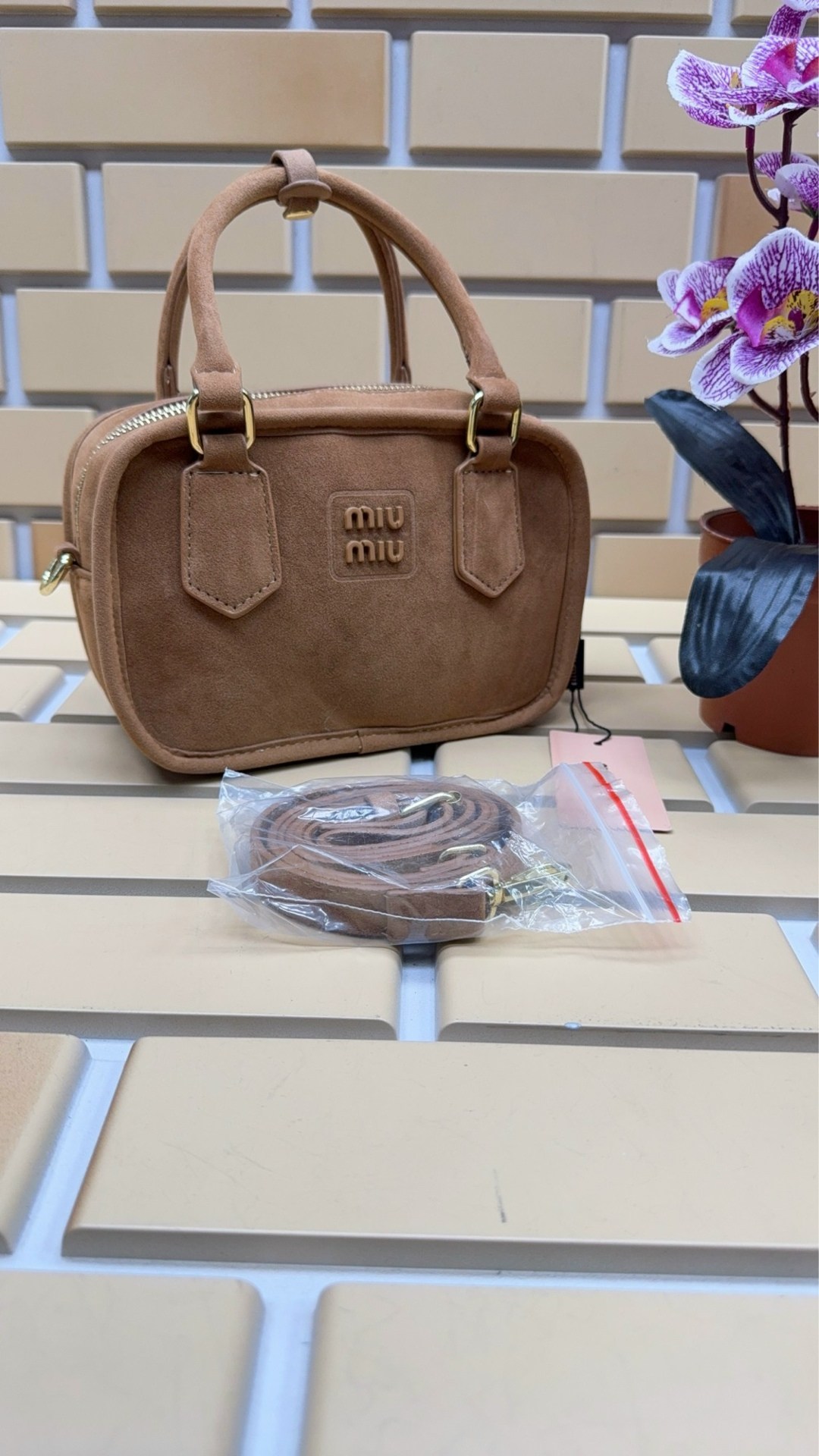 сумка замшевая коричневая miu miu,сумка miu miu замшевая,сумка женская miu miu,сумка miu miu,сумка замшевая миу миу