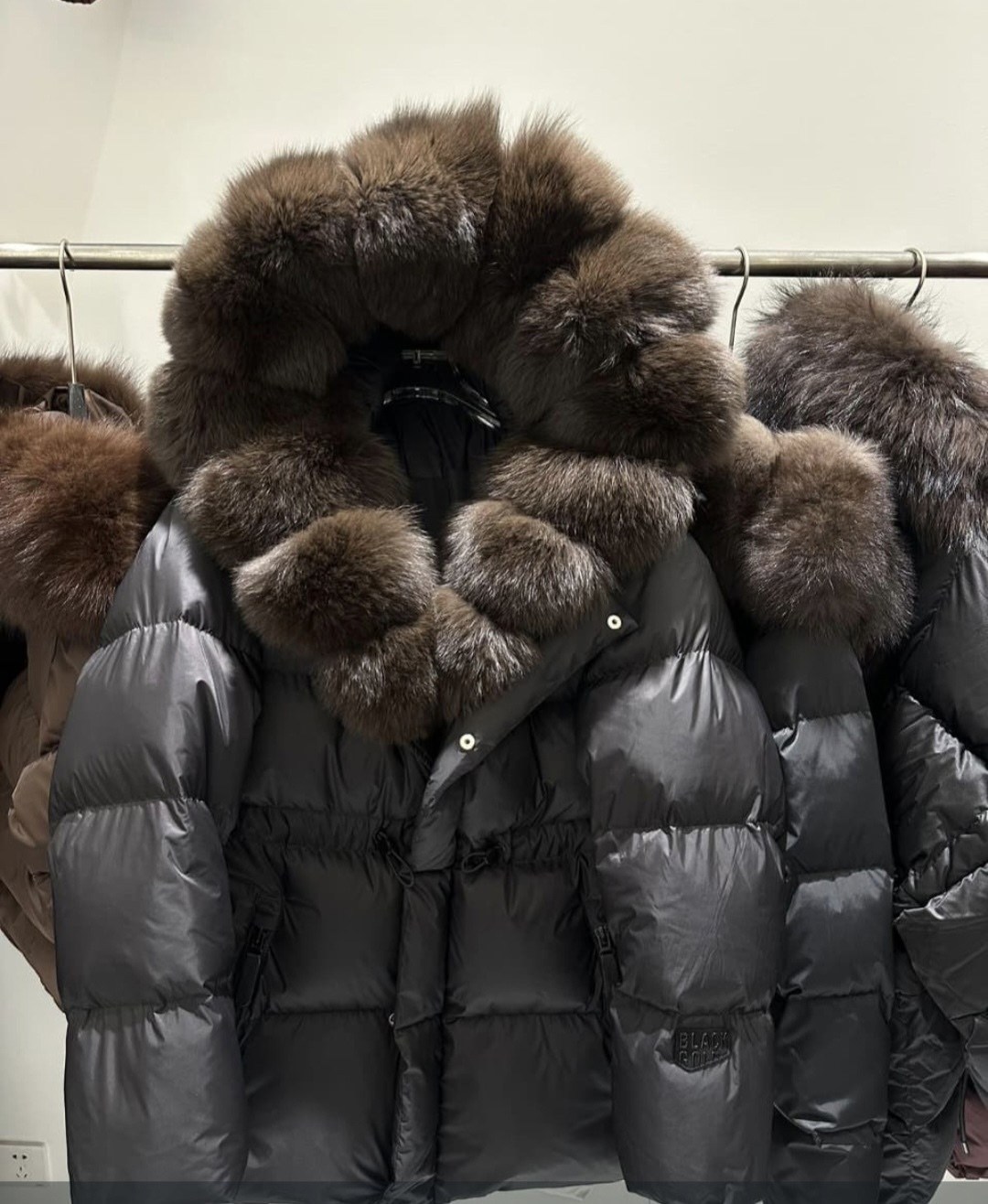 женский пуховик на утином пуху с большим воротником и натуральным лисьим мехом,пуховик с натуральным мехом,женский пуховик,пуховик женский с натуральным мехом,пуховик женский с натуральным мехом лисы