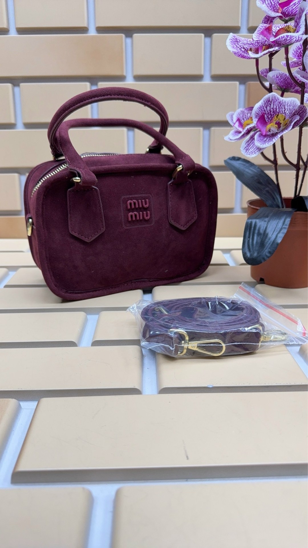сумка замшевая коричневая miu miu,сумка miu miu замшевая,сумка женская miu miu,сумка miu miu,сумка замшевая миу миу