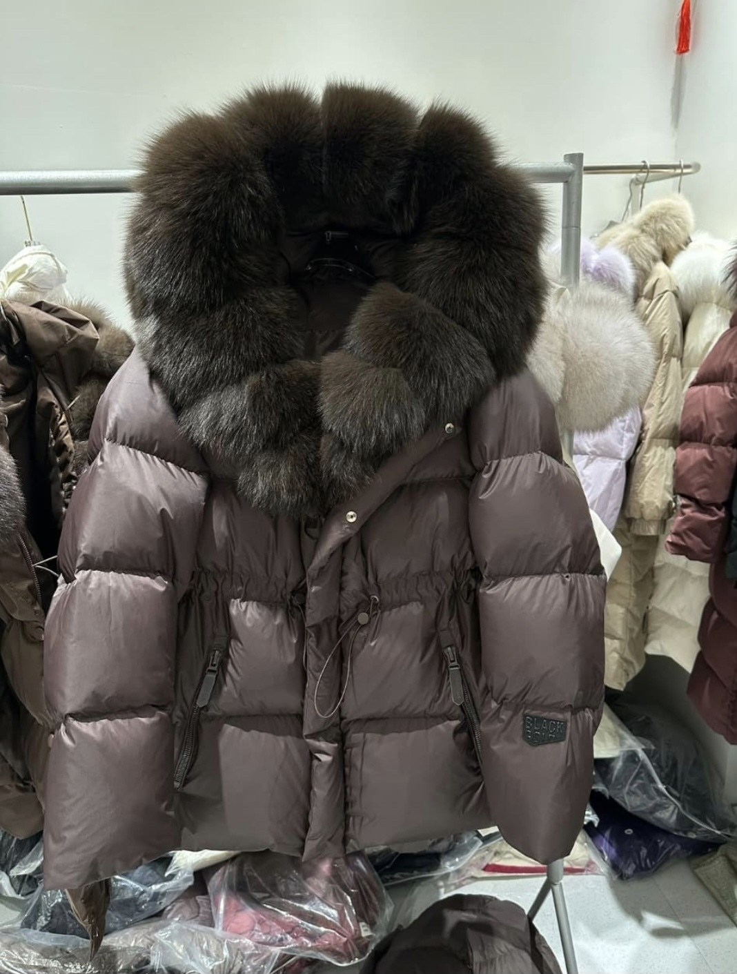 женский пуховик на утином пуху с большим воротником и натуральным лисьим мехом,пуховик с натуральным мехом,женский пуховик,пуховик женский с натуральным мехом,пуховик женский с натуральным мехом лисы