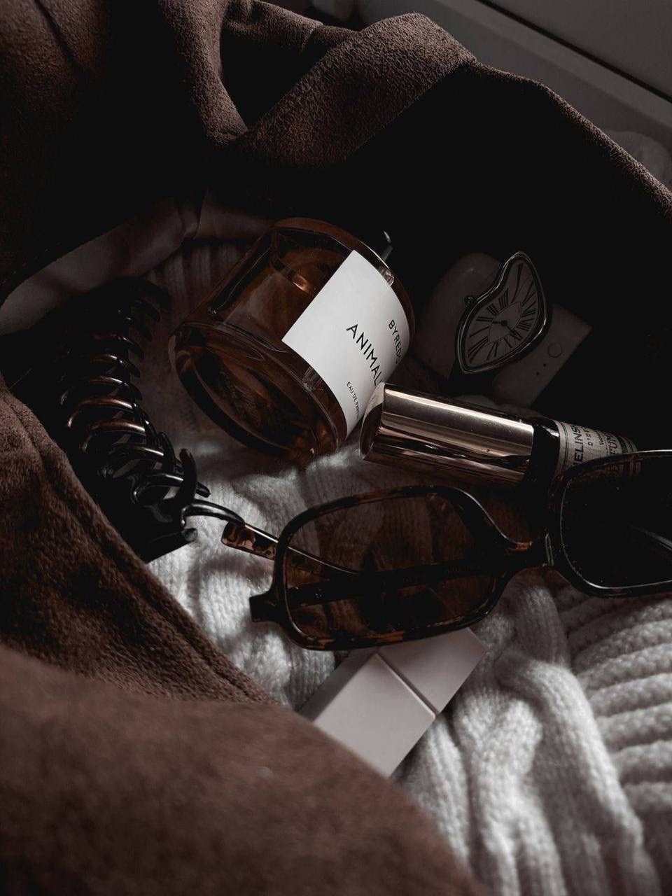 коричневая кожаная юбка,коричневая юбка,коричневая кожаная юбка карандаш,образы с коричневой кожаной юбкой,кожаная юбка