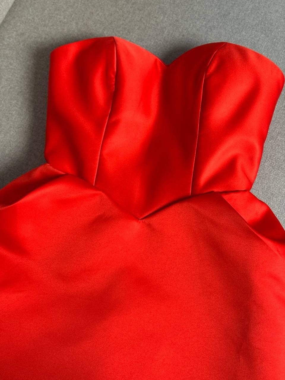 красное платье,красное короткое вечернее платье sondr без рукавов,коктейльное платье красное,красное атласное платье,красное короткое платье