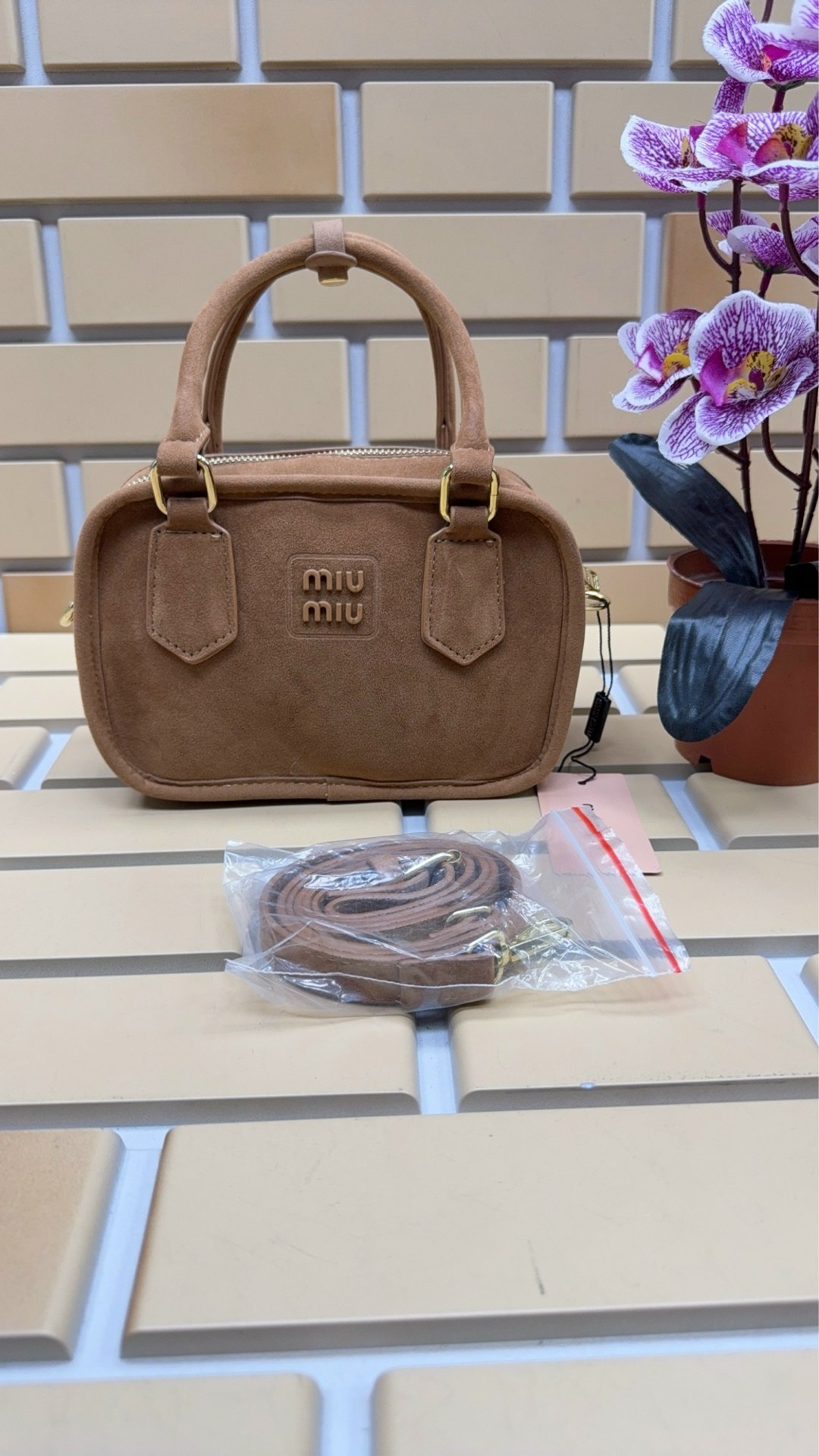 сумка замшевая коричневая miu miu,сумка miu miu замшевая,сумка женская miu miu,сумка miu miu,сумка замшевая миу миу