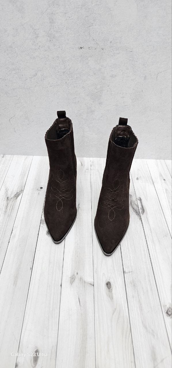 ,казаки замшевые эконика,ботинки казаки замшевые демисезонные на каблуке коричневые,ботинки казаки замшевые демисезонные,замшевые казаки