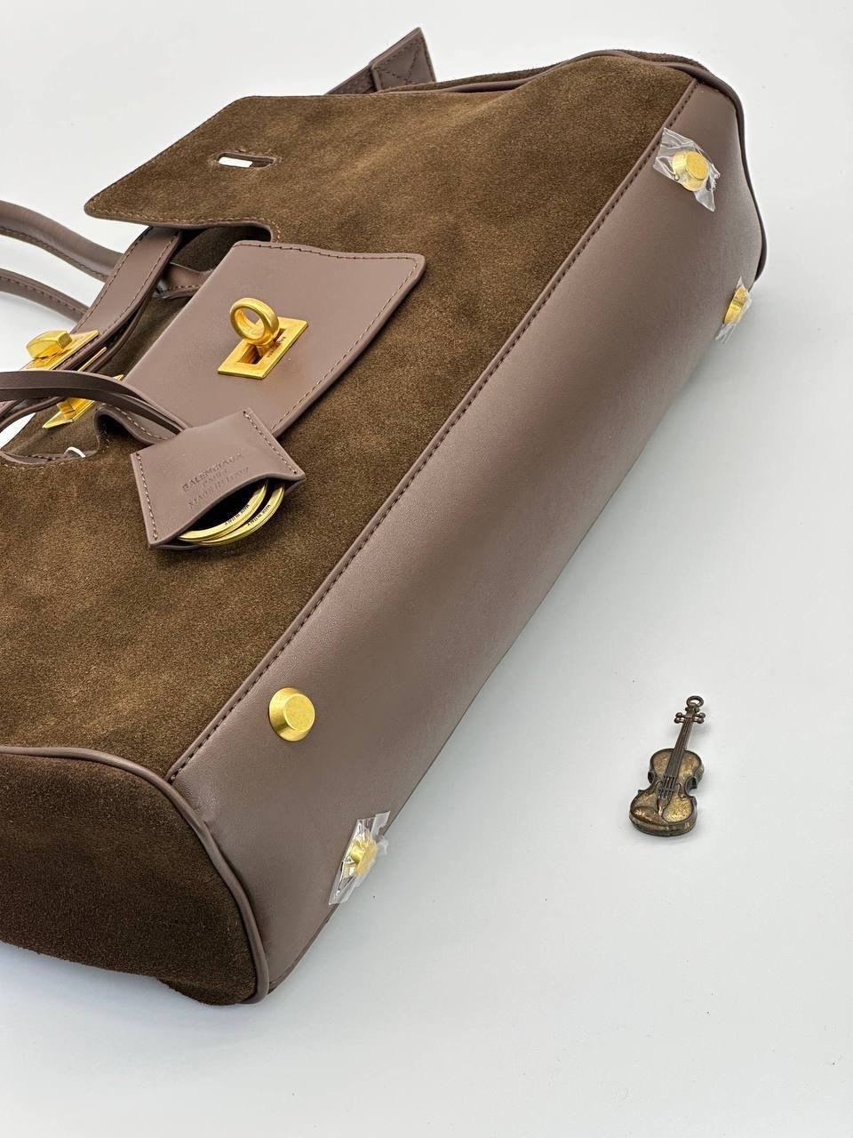 женская замшевая сумка balenciaga коричневая с кожаными вставками,сумка balenciaga,женская сумка из натуральной замши и кожи от balenciaga,сумка из натуральной кожи balenciaga женская,сумка женская за