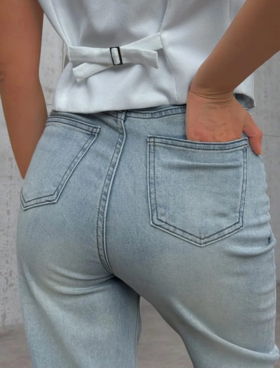 широкие джинсы,стиль с широкими джинсами,джинсы модные,широкие джинсы с пиджаком,джинсы палаццо