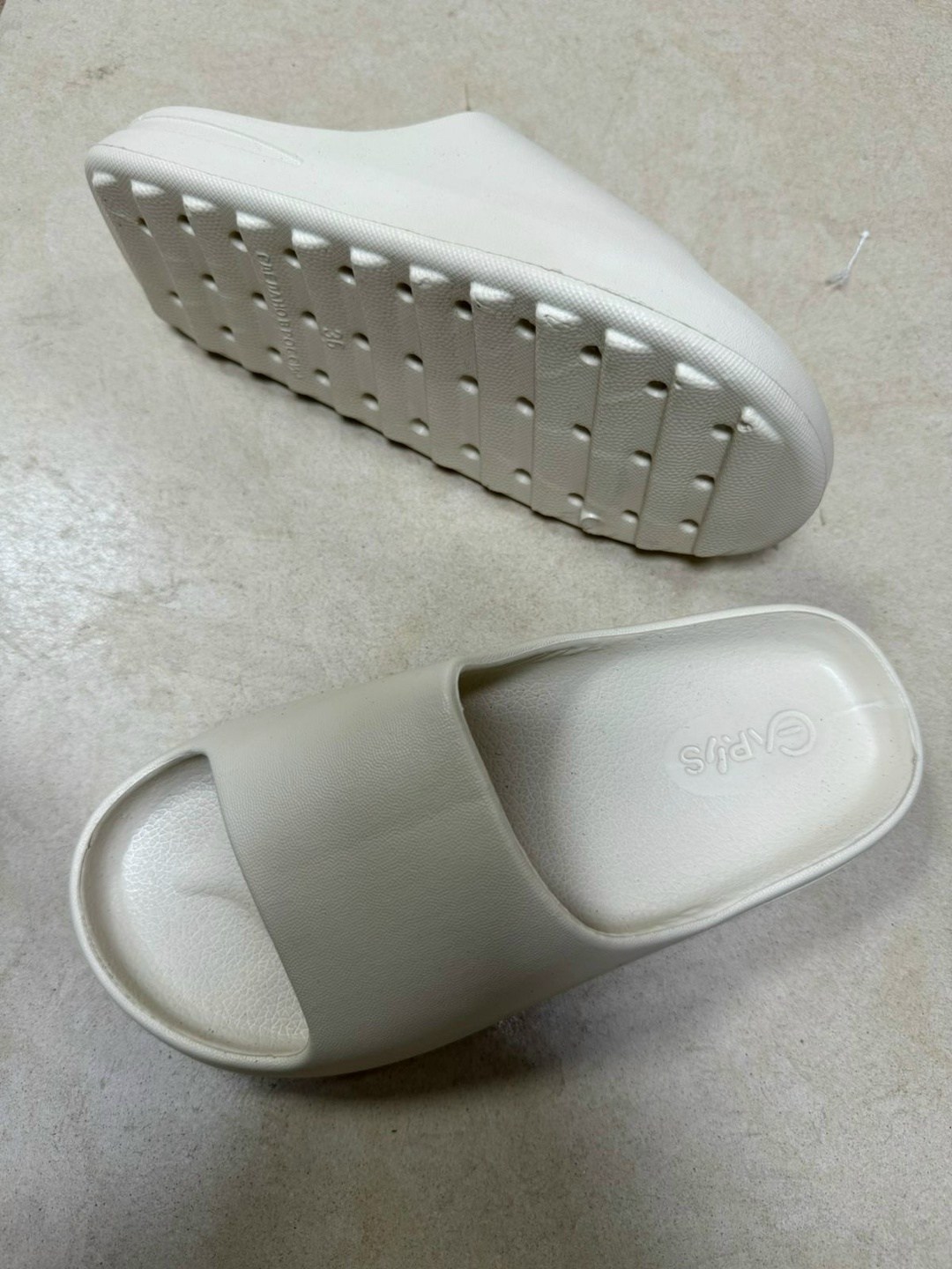 летние тапочки,шлёпанцы адидас yeezy slide,тапочки модные,шлепанцы женские,тапочки для дома