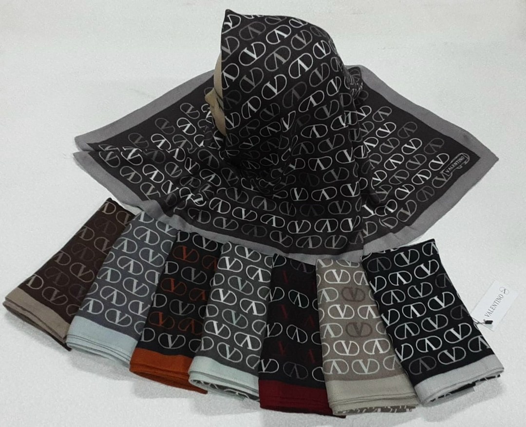 платок шелковый брендовый cd dior,платки диор,платок кристиан диор,шарфы диор женские,палантины dior