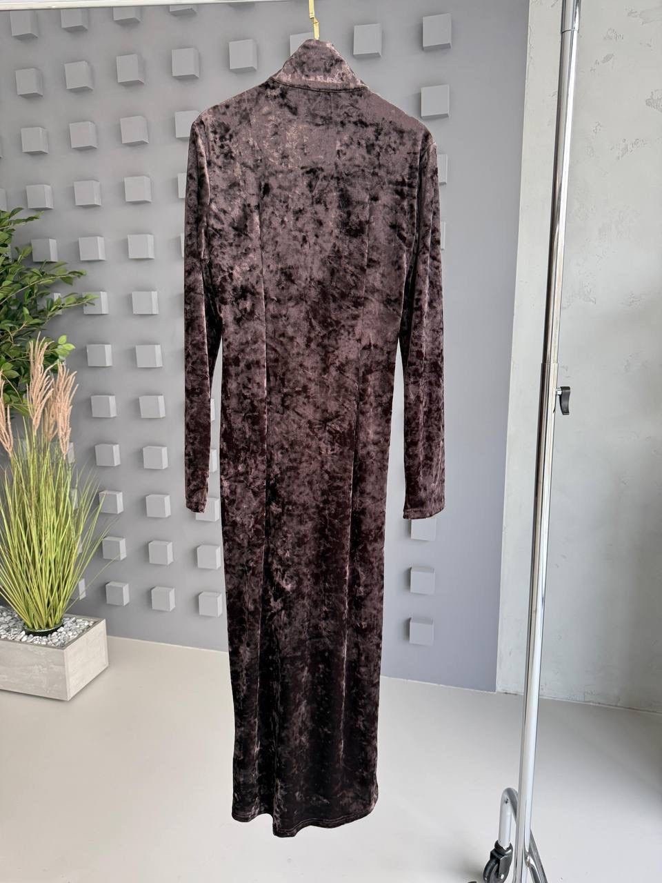 prettylittlething бархатное драпированное платье миди шоколадного цвета с разрезом на рукавах,бархатное драпированное платье миди шоколадного цвета с разрезом на рукавах,бархатное платье,платье бархат