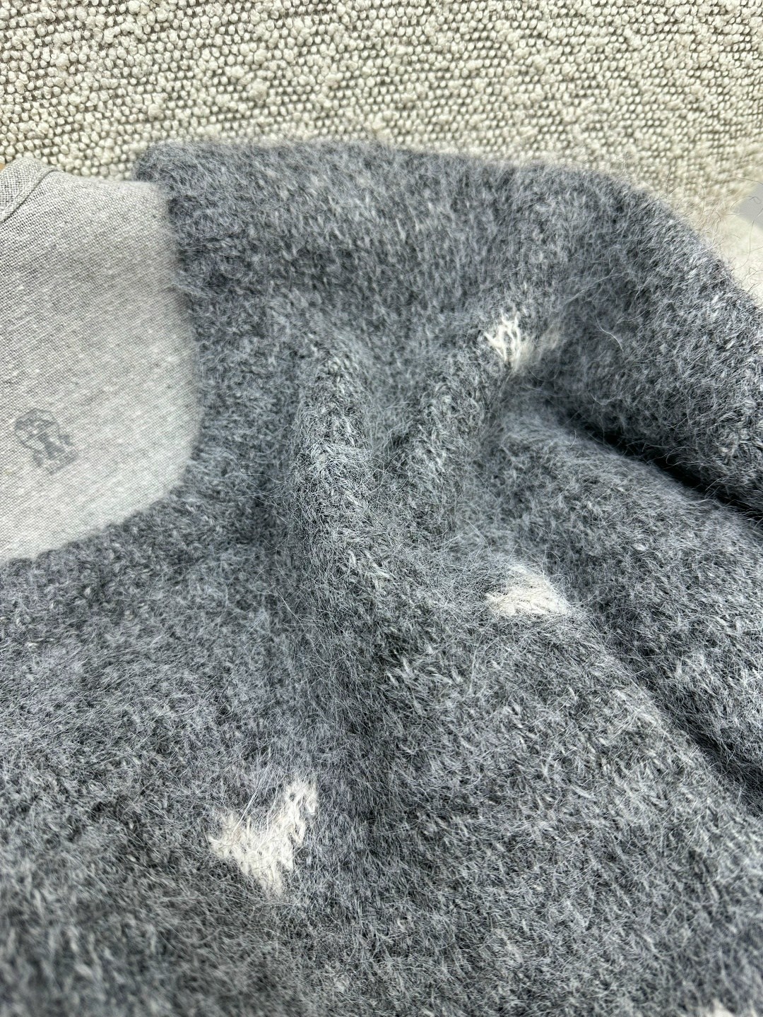 женский серый свитер с цветочным принтом и бриллиантами,джемпер для девочек,свитер женский модный мир,свитер зимние,свитер серый стразами