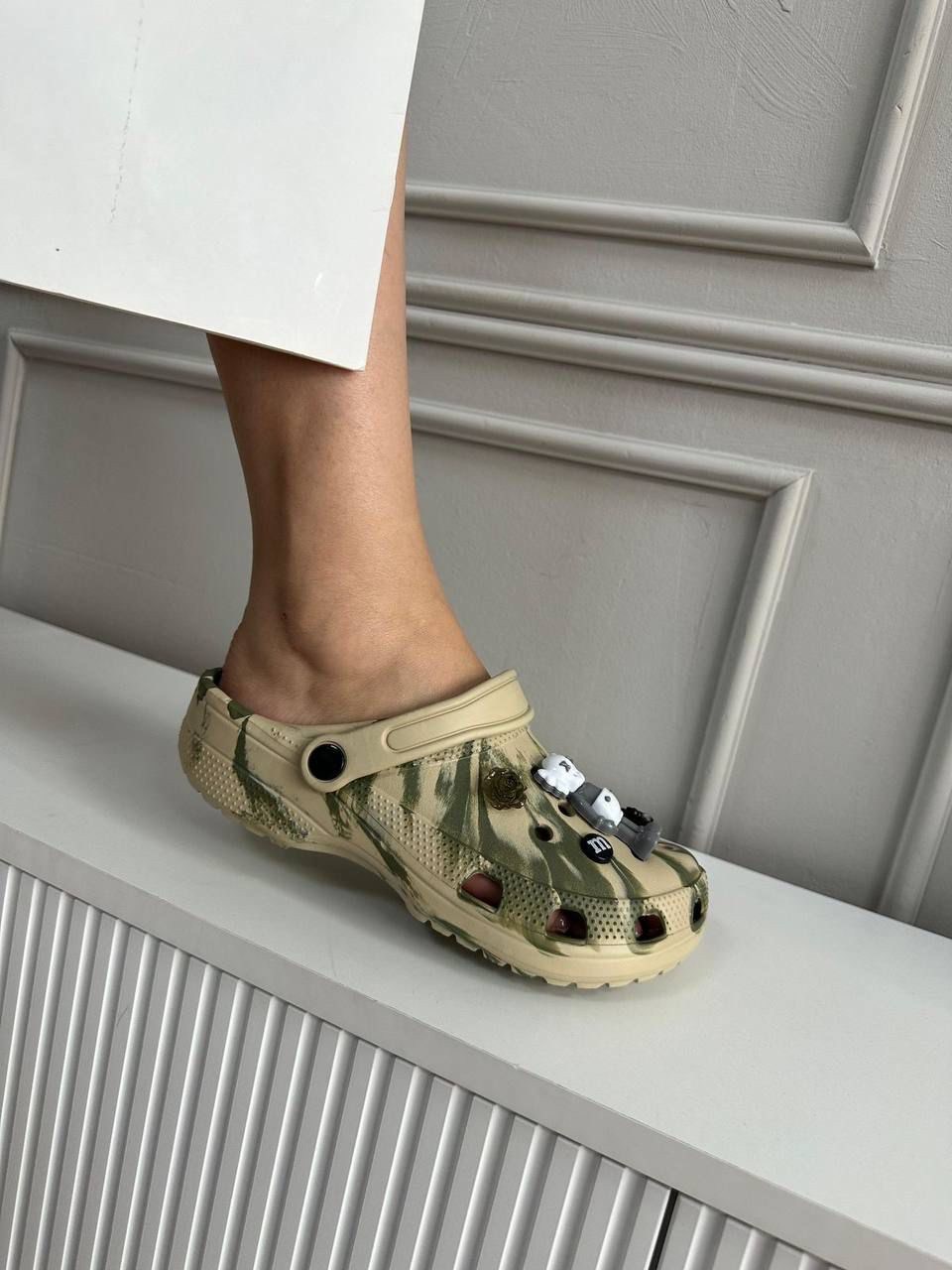 сабо crocs classic printed camo clog,crocs classic,модные кроксы,сабо crocs classic printed camo clog размер w11 бежевый,сабо crocs classic printed camo мультиколор