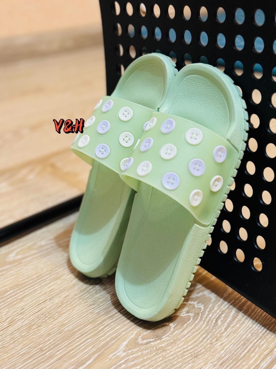 ,шлепанцы женские,модные тапочки,шлепанцы,летние тапочки