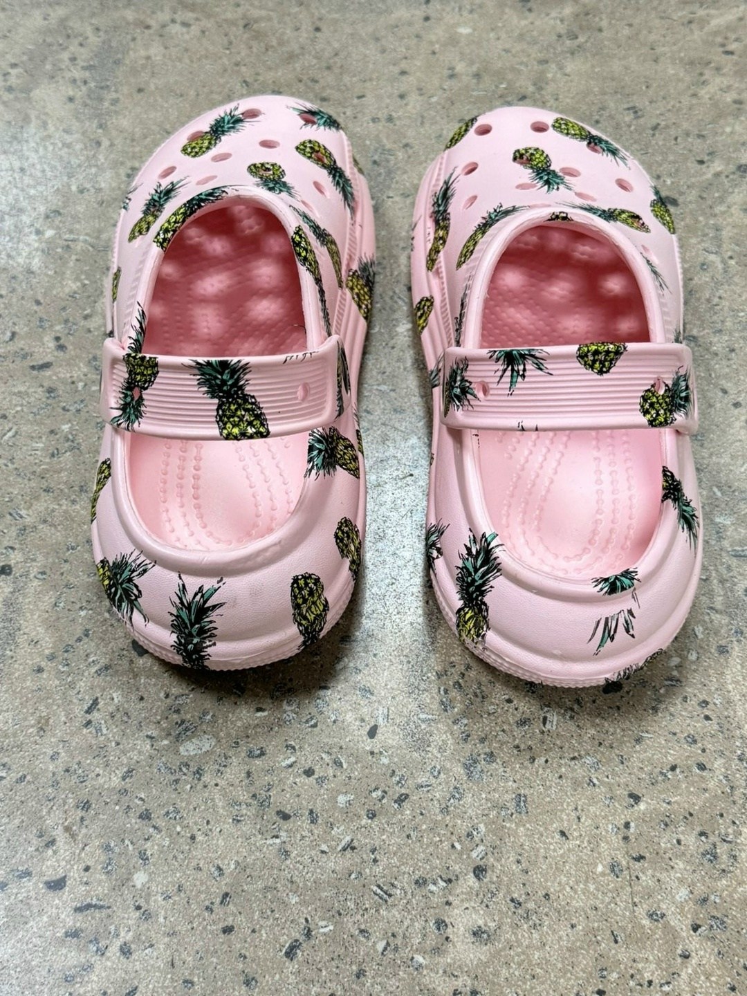 кроксы женские оригинальные официальный сайт,,женские кроксы,crocs classic,кроксы клубника