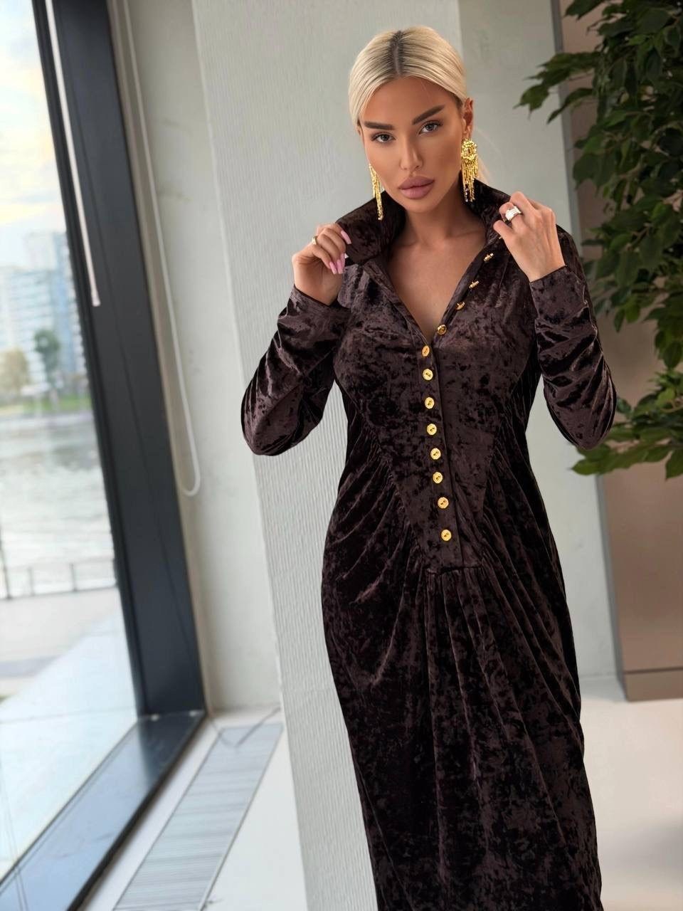 prettylittlething бархатное драпированное платье миди шоколадного цвета с разрезом на рукавах,бархатное драпированное платье миди шоколадного цвета с разрезом на рукавах,бархатное платье,платье бархат