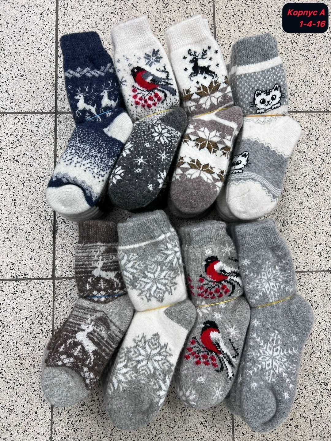 женские носки шерстяные,набор шерстяных варежек и носков,варежки и шерстяные носки,шерстяные носки,много шерстяных носков