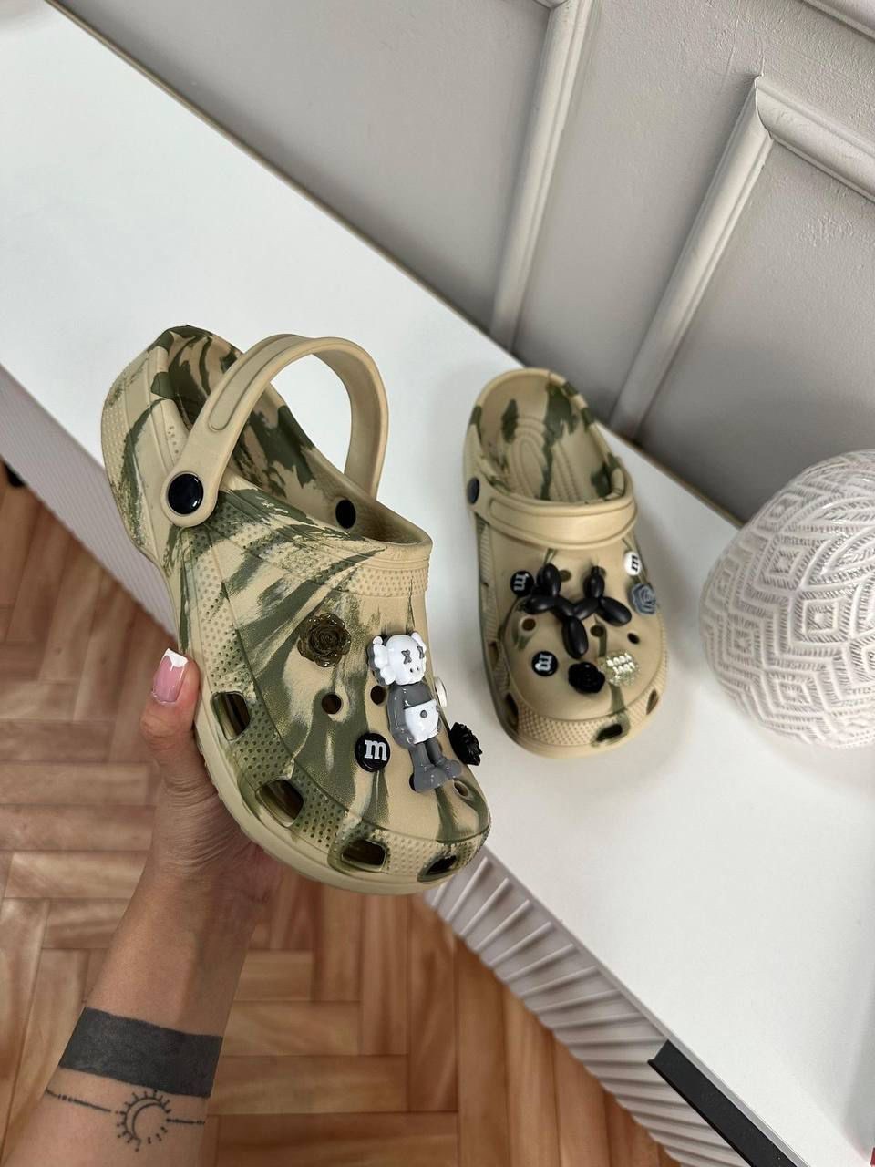 сабо crocs classic printed camo clog,crocs classic,модные кроксы,сабо crocs classic printed camo clog размер w11 бежевый,сабо crocs classic printed camo мультиколор