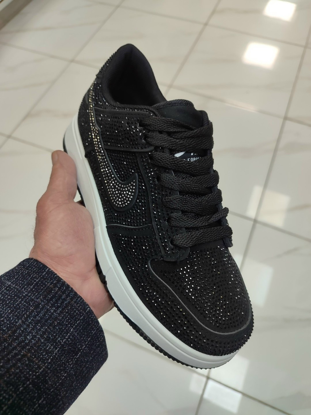 кроссовки,swarovski x nike air jordan 1 low og “stealth”,блестящие кроссовки,swarovski air jordan 1 low hm9208 001,кроссовки со стразами
