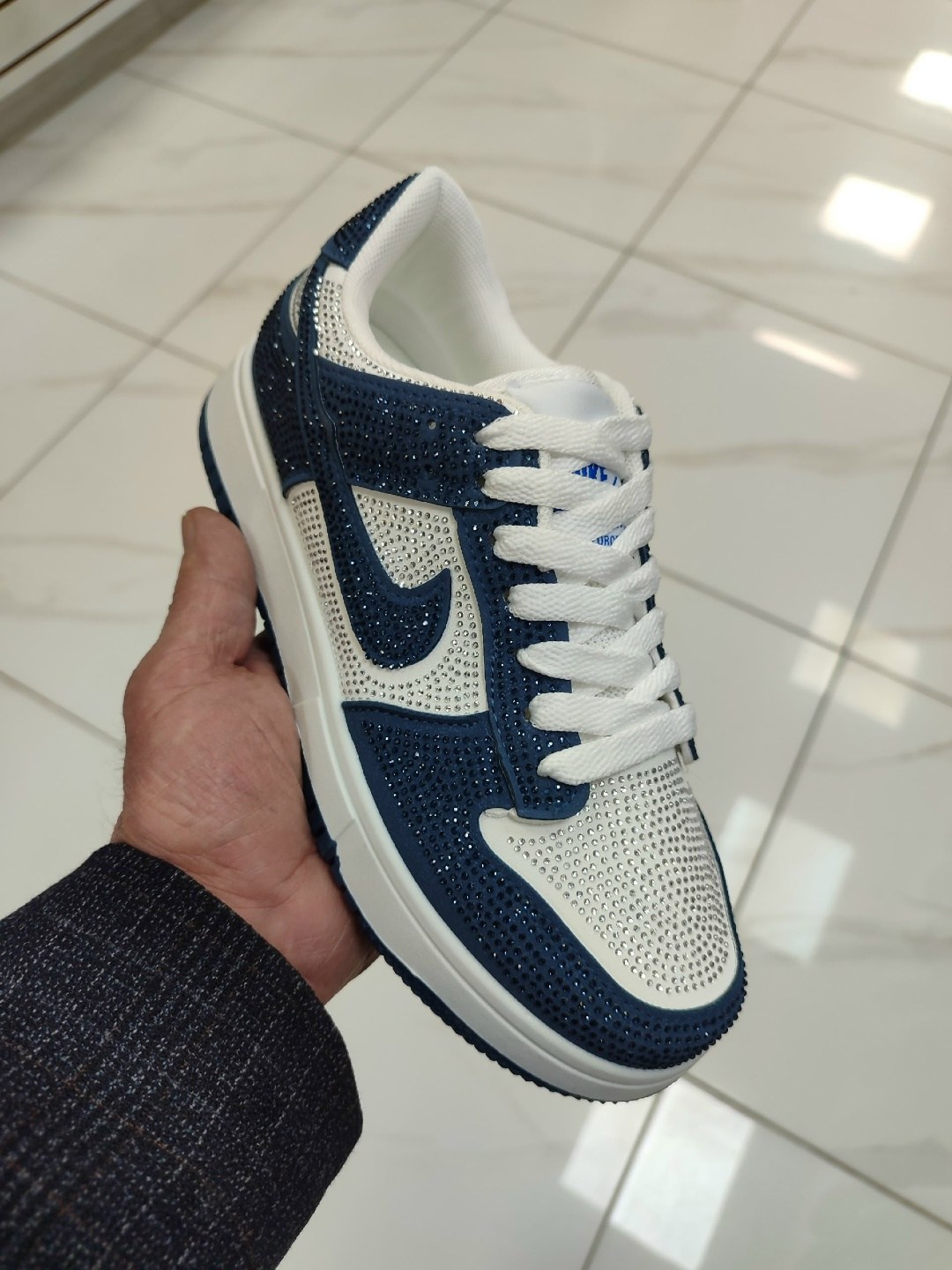 кроссовки,swarovski x nike air jordan 1 low og “stealth”,блестящие кроссовки,swarovski air jordan 1 low hm9208 001,кроссовки со стразами