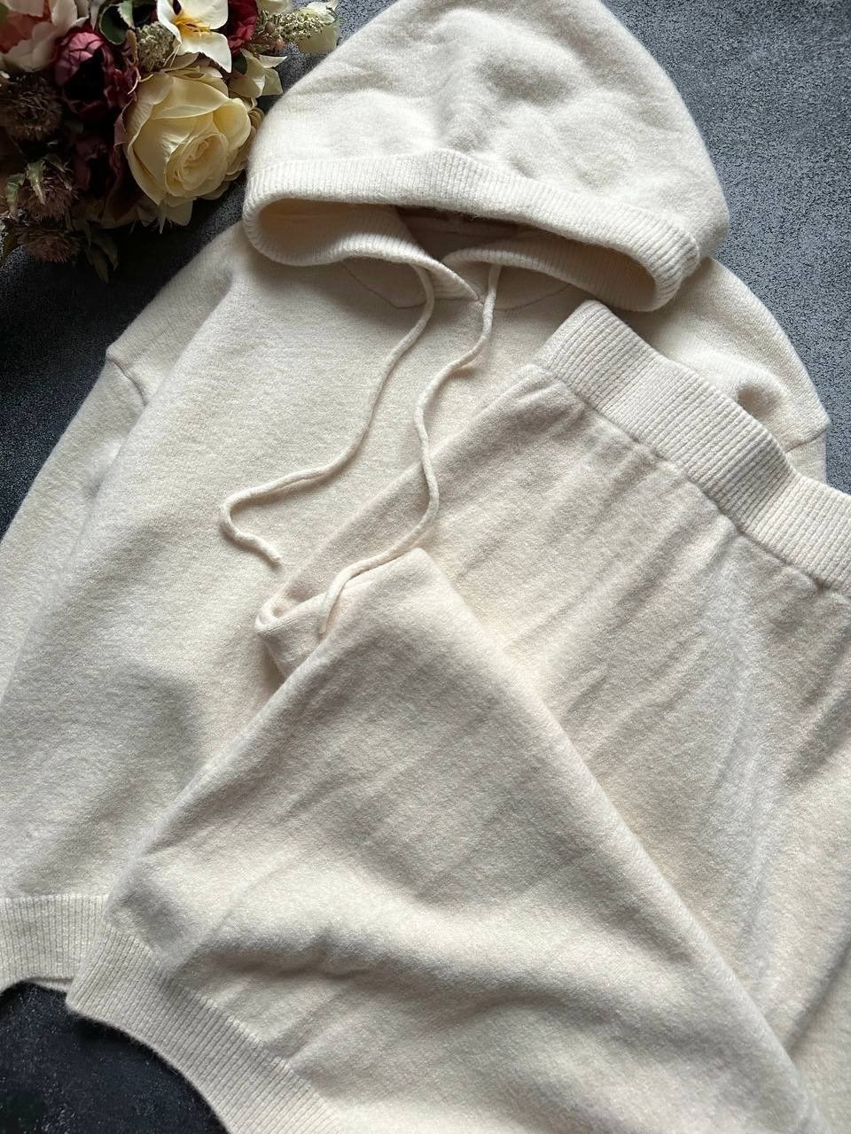 вязаные костюмы,женский трикотажный костюм из двух предметов,вязаные костюмы женские,женский вязаный костюм из свитера и юбки,свитер и юбка