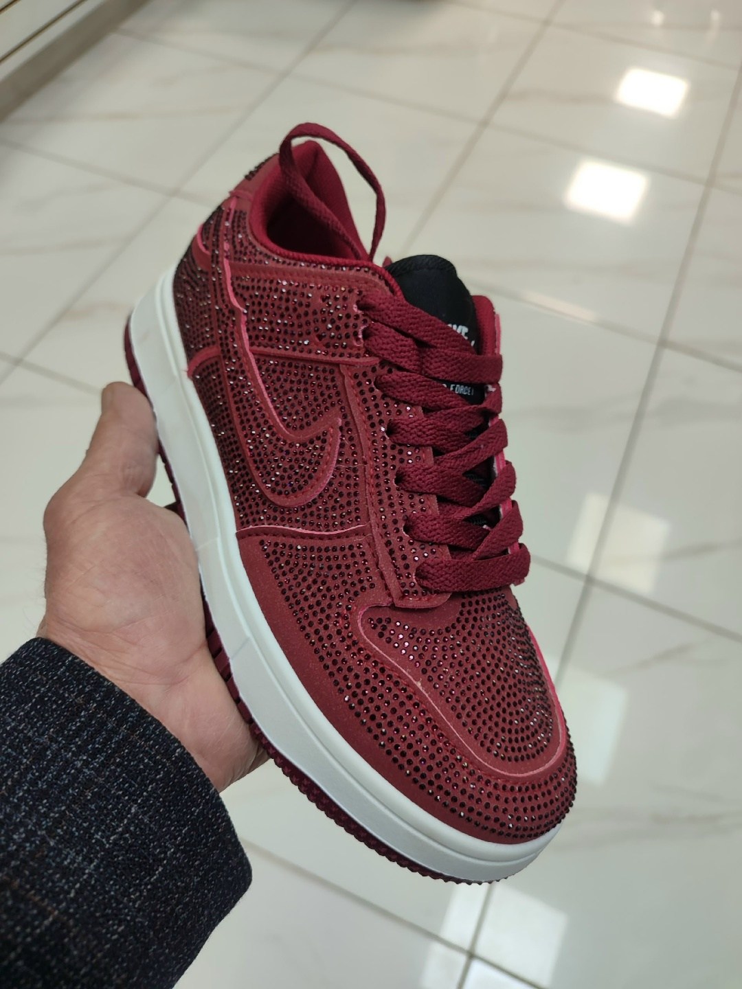 кроссовки,swarovski x nike air jordan 1 low og “stealth”,блестящие кроссовки,swarovski air jordan 1 low hm9208 001,кроссовки со стразами