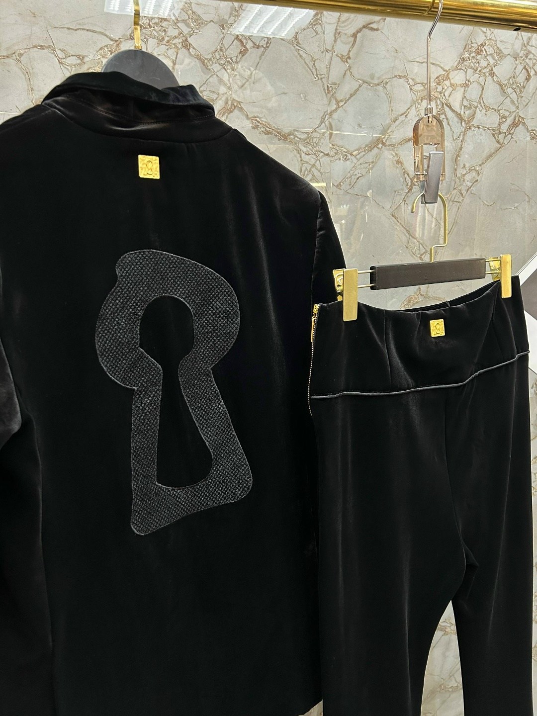 костюм брючный женский бархатный,женский бархатный костюм,пиджак бархатный женский,бархатный костюм,костюм женский