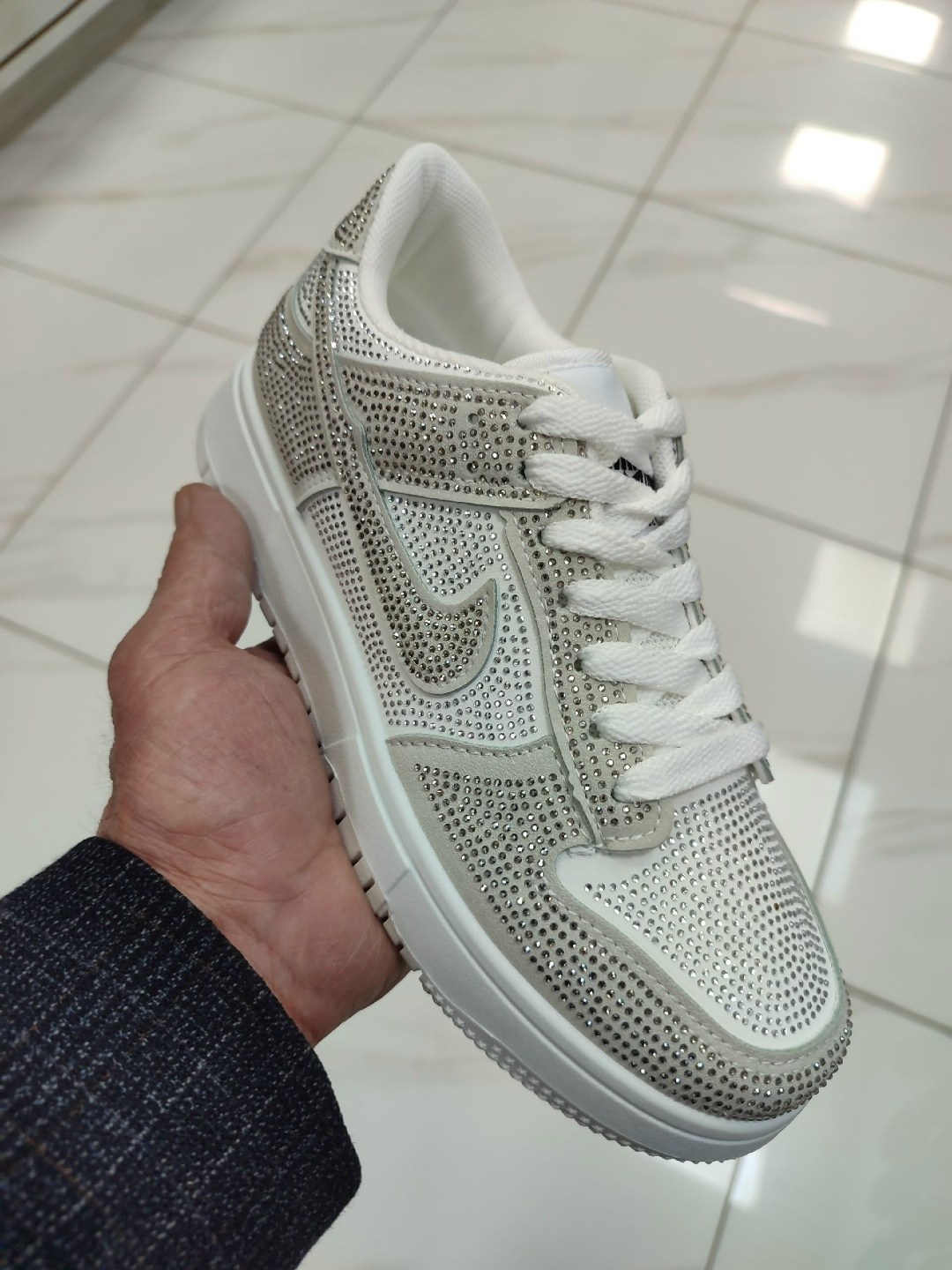 кроссовки,swarovski x nike air jordan 1 low og “stealth”,блестящие кроссовки,swarovski air jordan 1 low hm9208 001,кроссовки со стразами